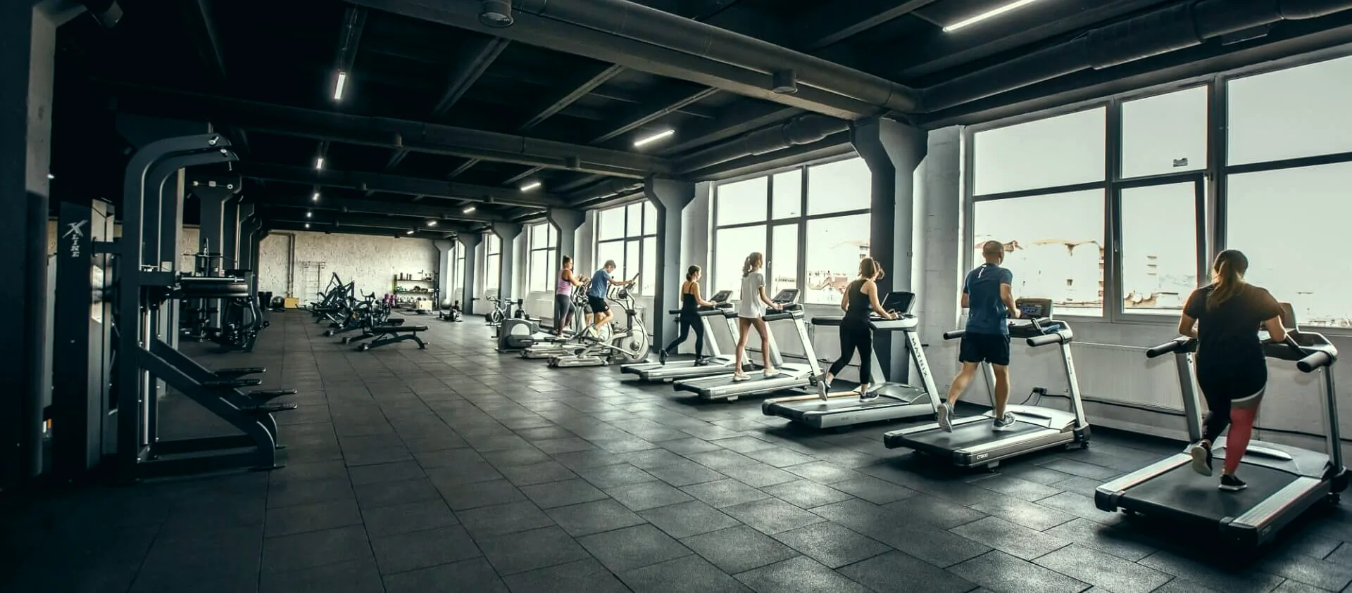 Тренувальна зала FitMe у Львові — кардіо-зона з біговими доріжками та денним світлом