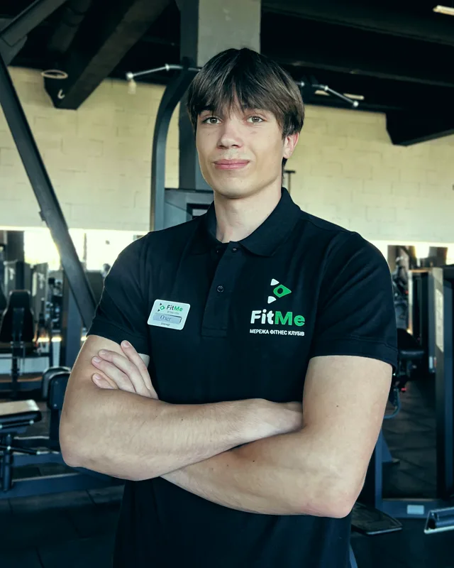 Олег — тренер FitMe у брендованому поло у силовій зоні клубу